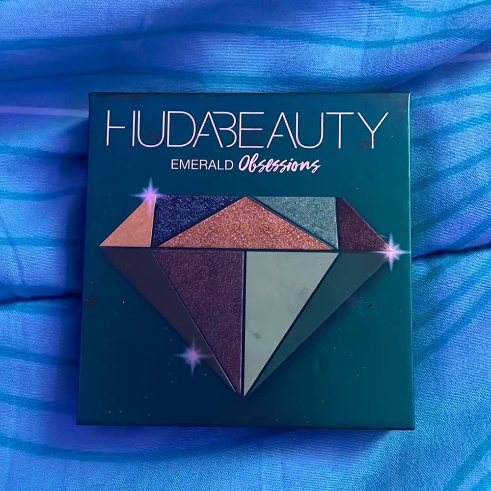 Cute Huda Beauty eyeshadow pallete.